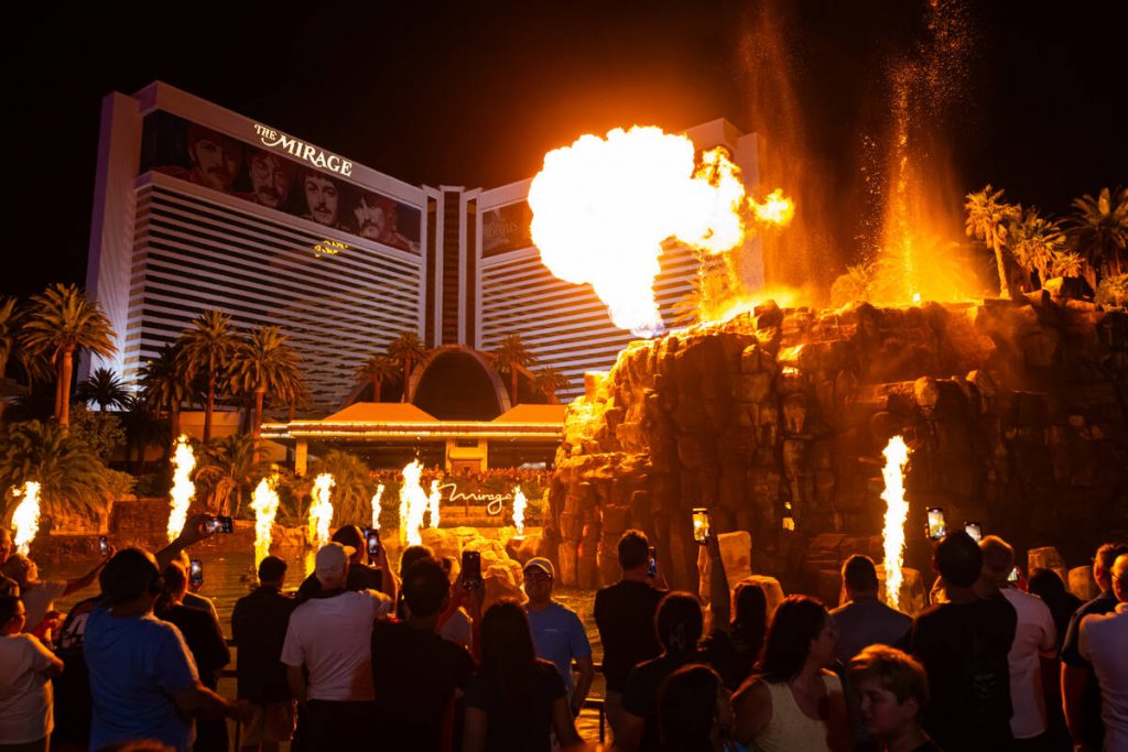 ‘I’m really going to miss this place’: Las Vegas says goodbye to Mirage — PHOTOS, VIDEO