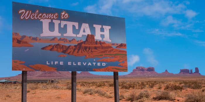 utah-state-border-sign