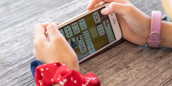 child-cards-phone-mobile-minors-news