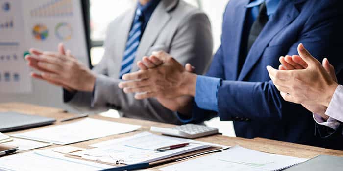 praise-applause-businessmen-news